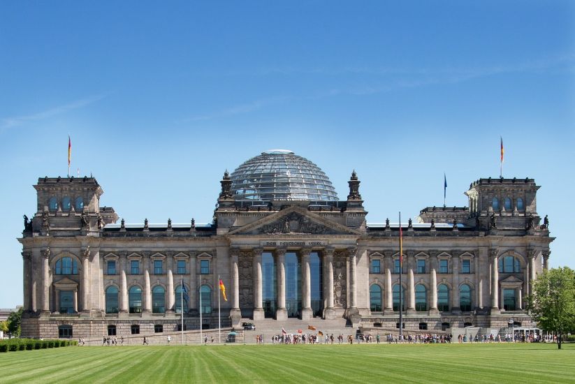 Reichstag in Berlin bei Sonnenschein