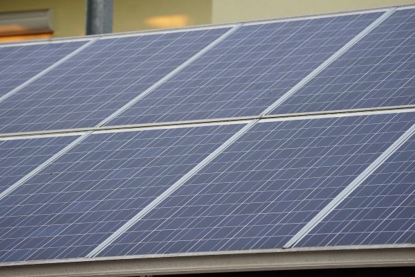 Solaranlage vor einem Haus