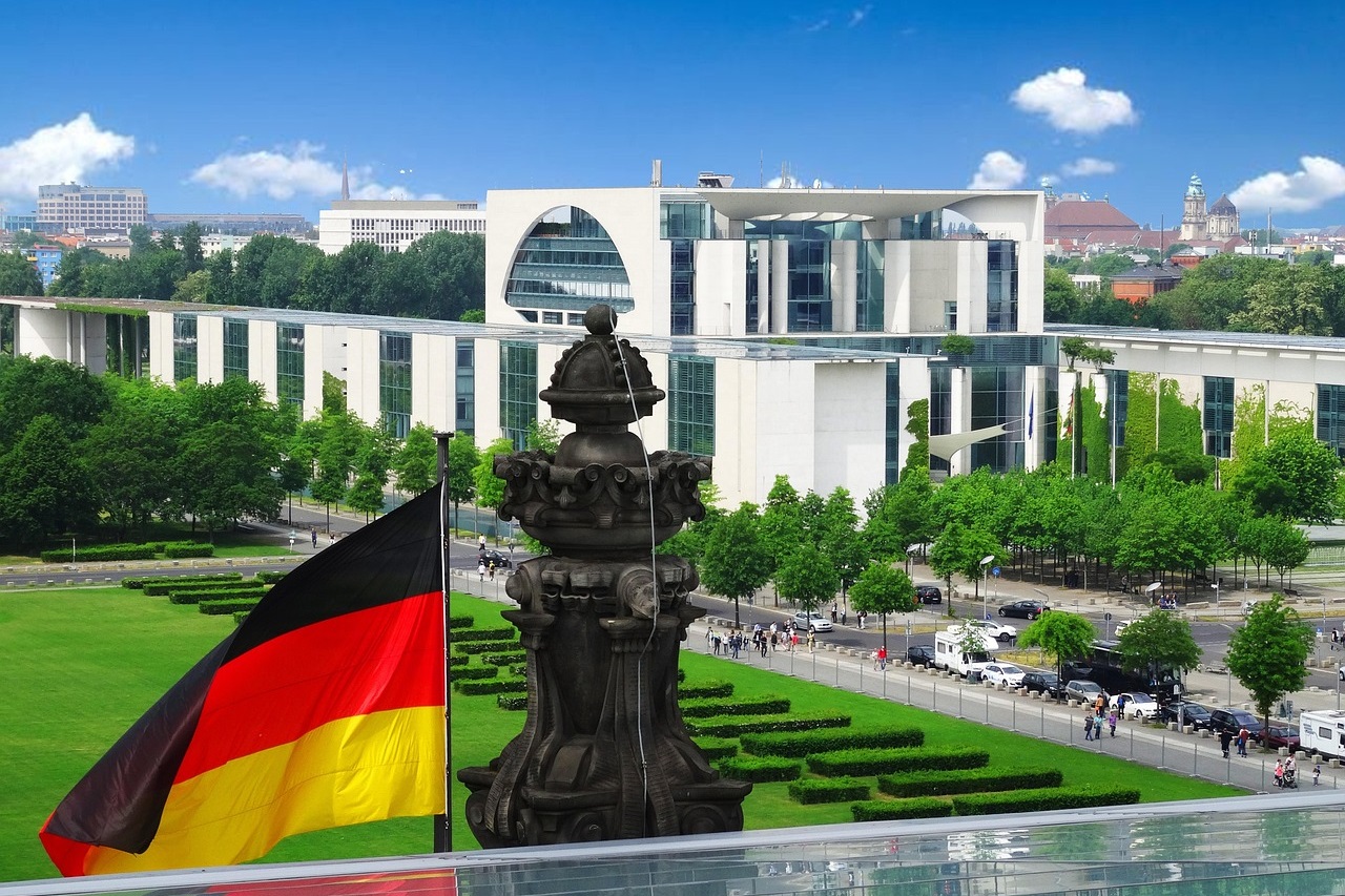 Kanzleramt in Berlin vom Reichstag aus gesehen