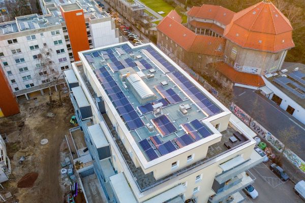 Mehrfamilienhaus mit Solaranlage von oben