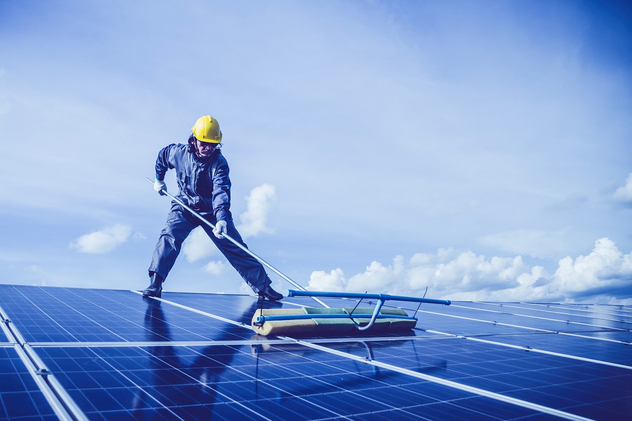 Arbeiter auf Solaranlage