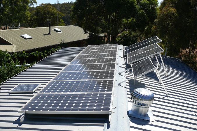 Solarpaneele auf einem Dach
