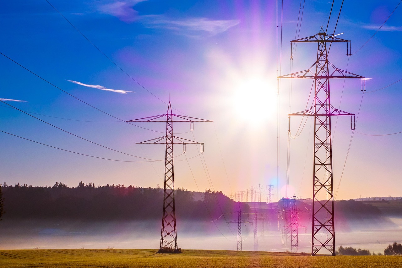 Arbeiter auf Dach mit Solarmodulen
