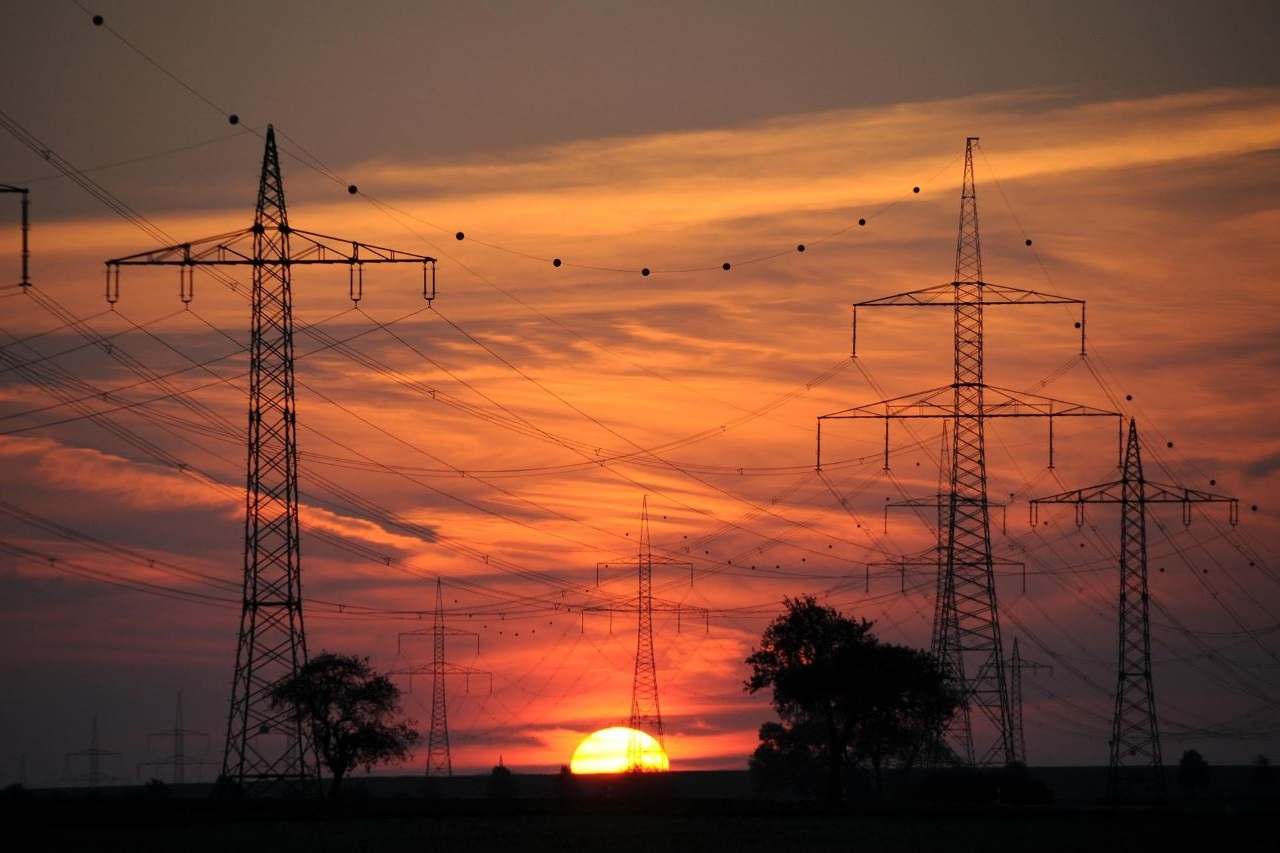 Strommasten in der Abendsonne