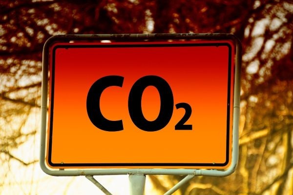 Schild mit CO2-Preis