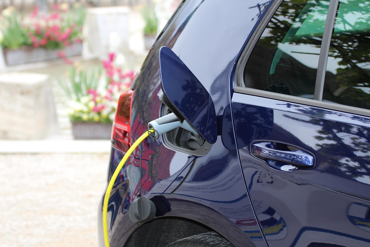Elektromobilität, ladendes E-Auto