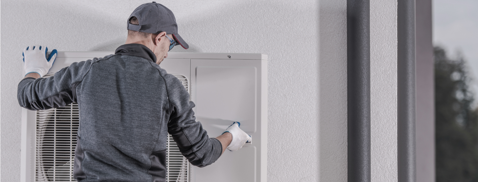 Monteur installiert W&auml;rmepumpe
