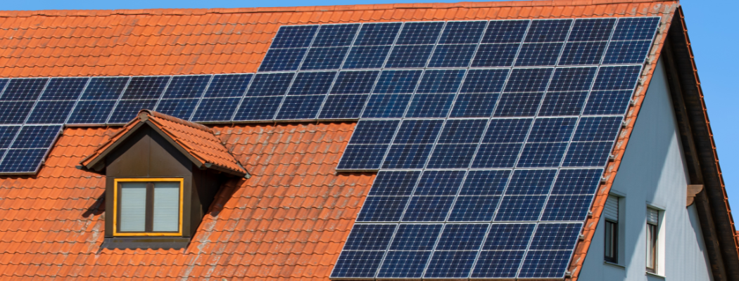 Dach mit Photovoltaikanlage